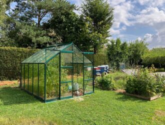 Une serre de jardin avec couche chaude