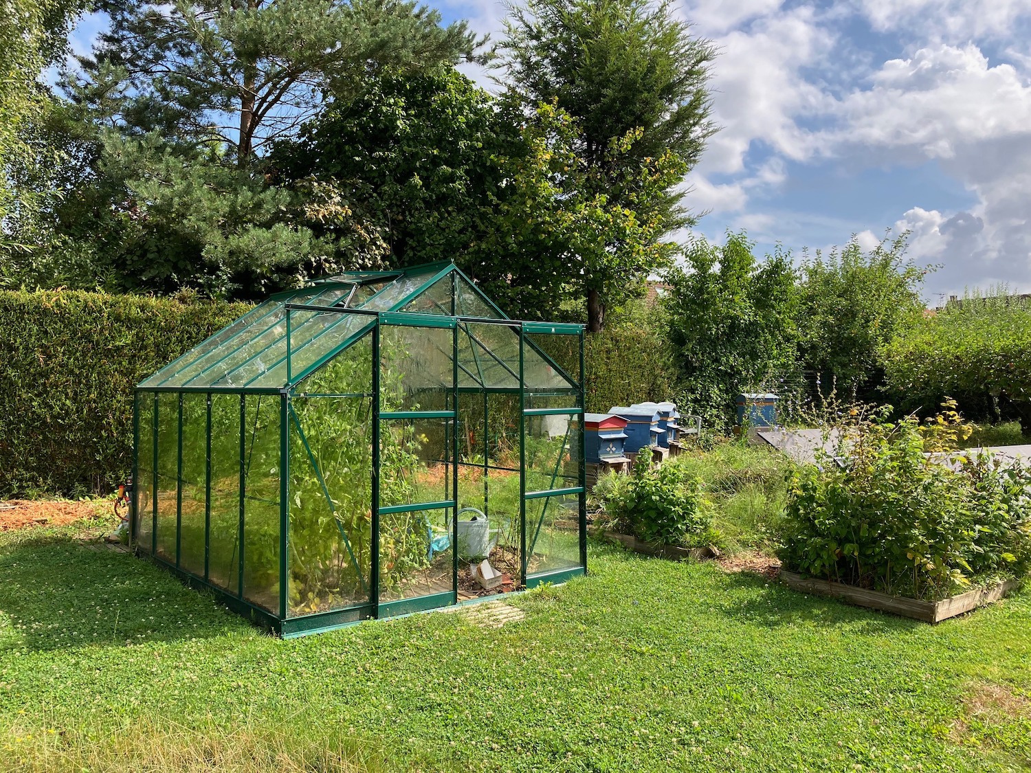 Une serre de jardin avec couche chaude
