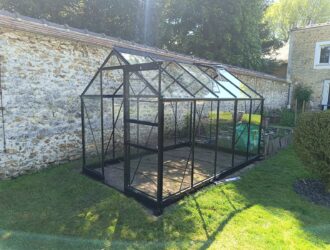 Une serre installée à l'ombre