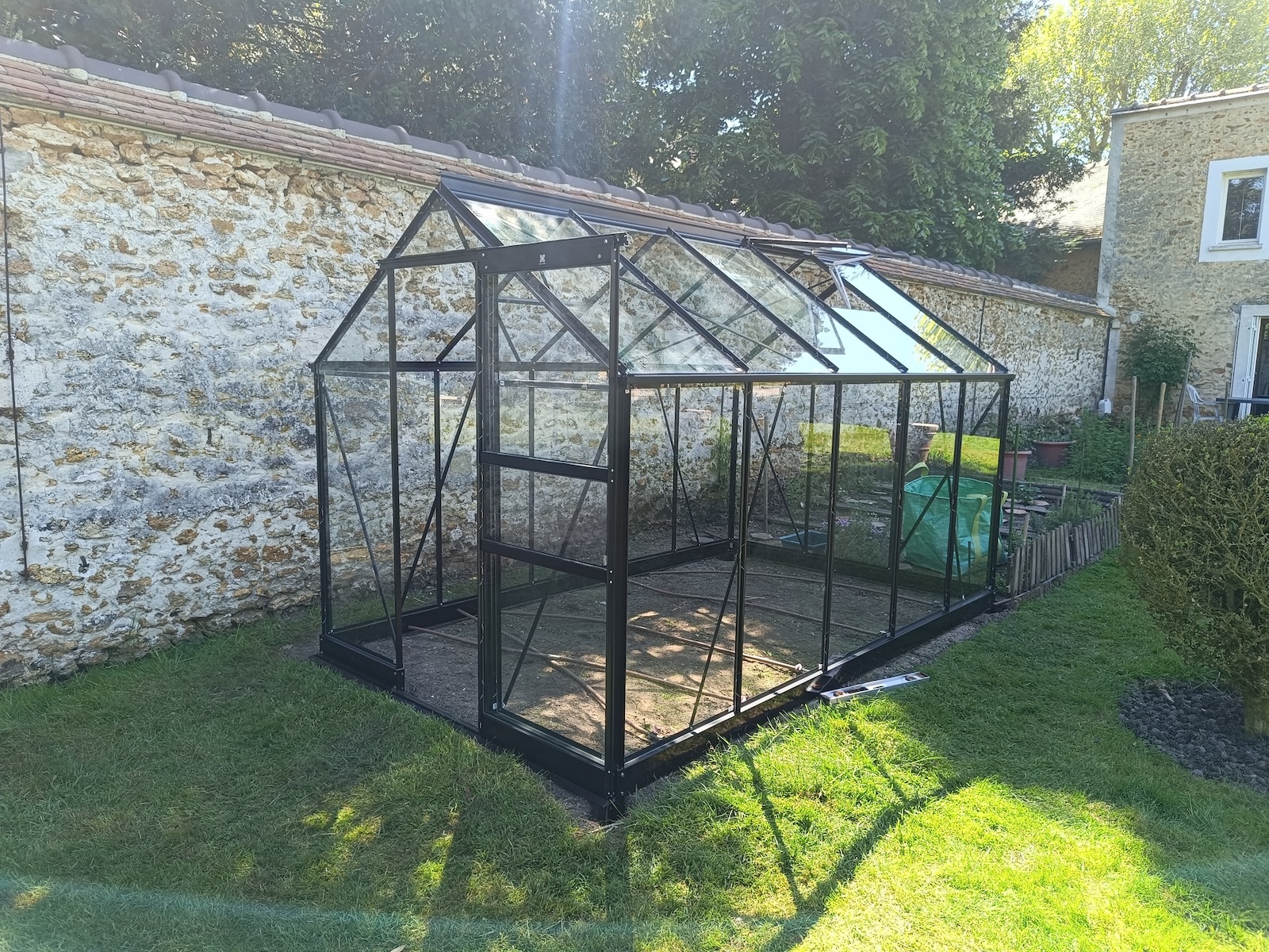 Une serre installée à l'ombre