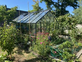 Serre de jardin protégée contre le vent