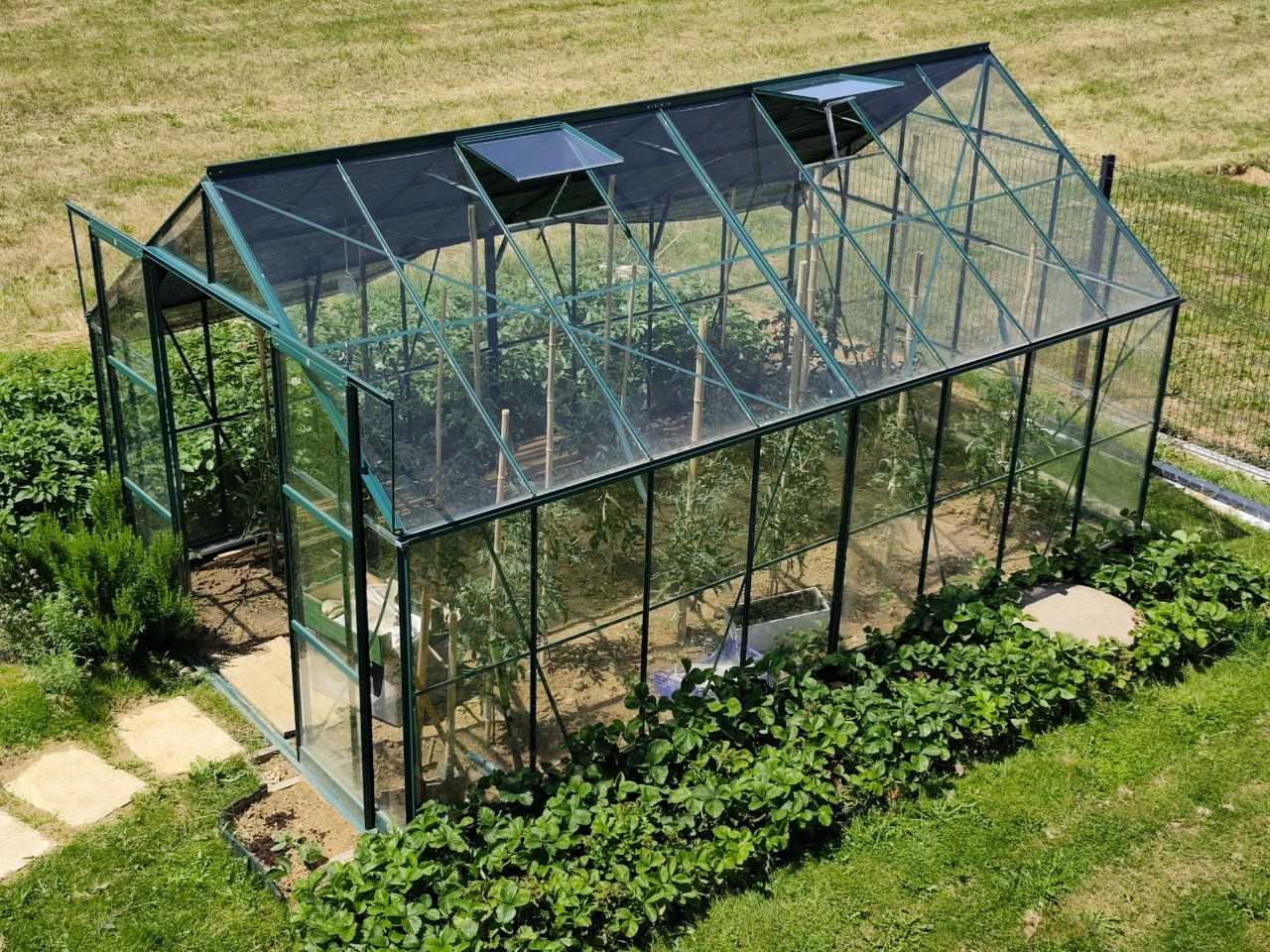 Serre de jardin aménagée vue de haut