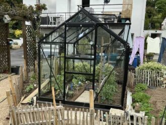 Une petite serre de jardin aménagée