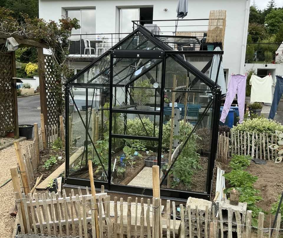 Une petite serre de jardin aménagée