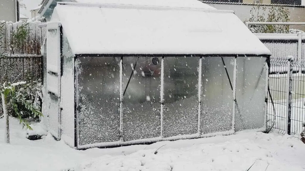 Serre de jardin d'hiver avec neige