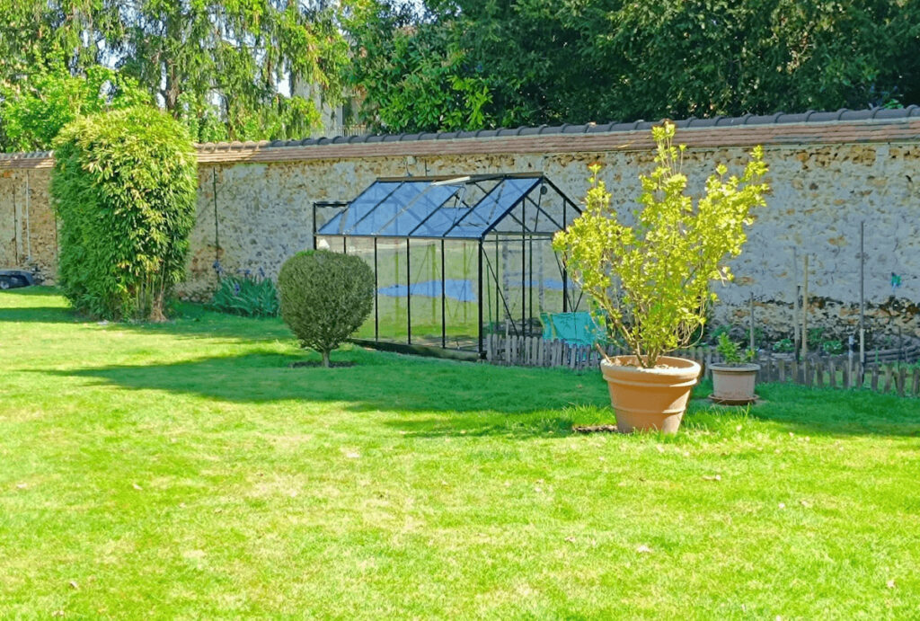 Serre de jardin en été