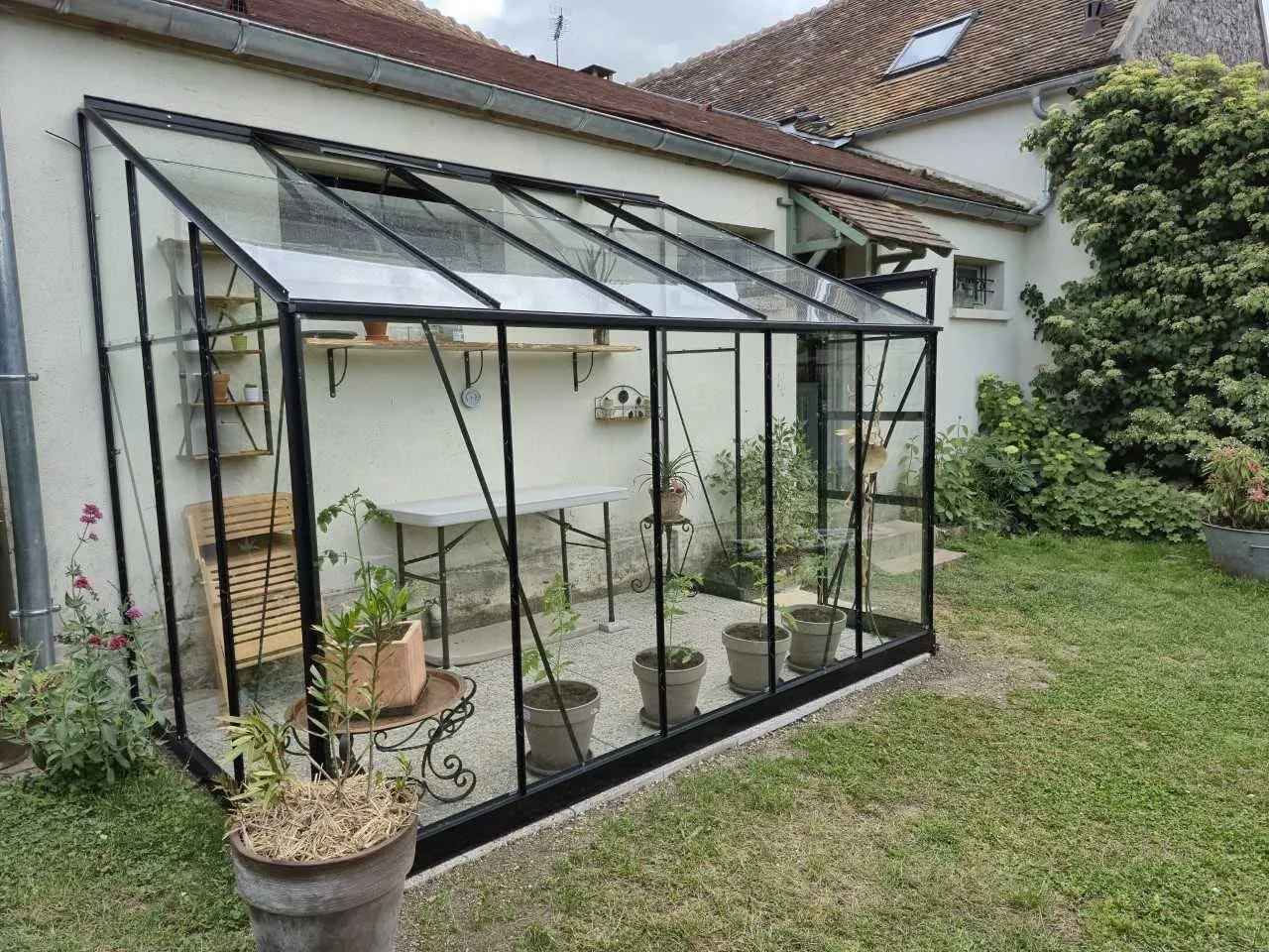 Serre adossée à une maison